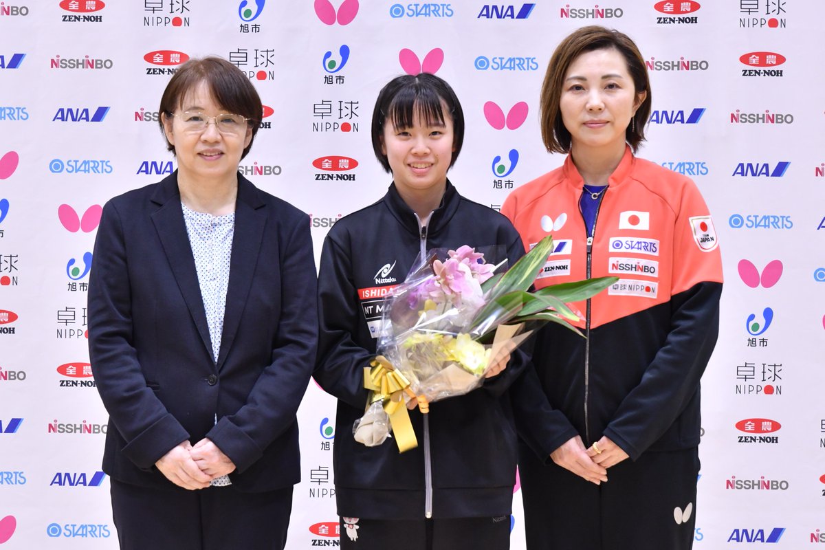 福原愛選手と戦術を確認する張莉梓